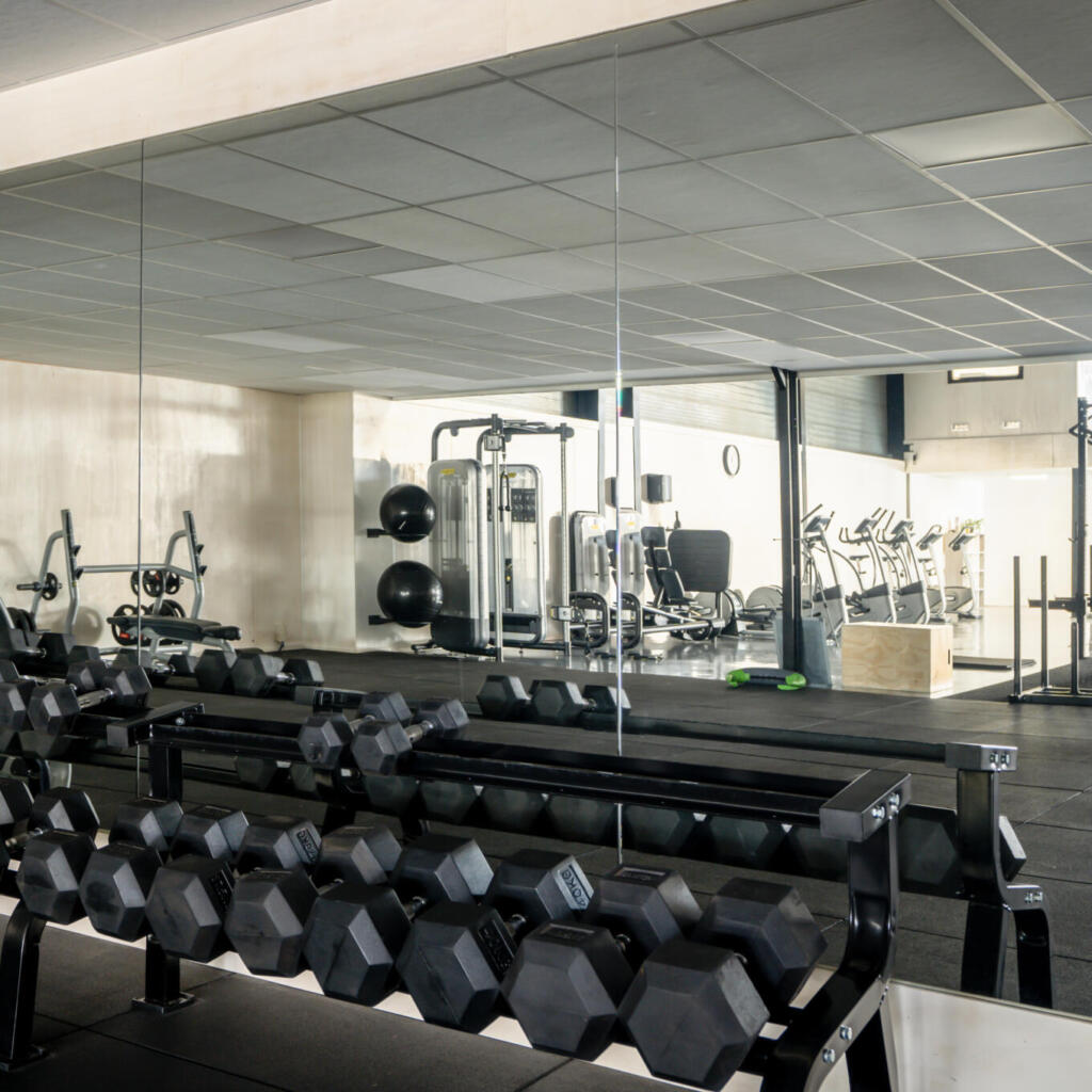 Meerdere veiligheidsspiegels in een sportschool
