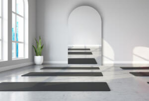 Fitness spiegel verzilverd, in een yogaruimte