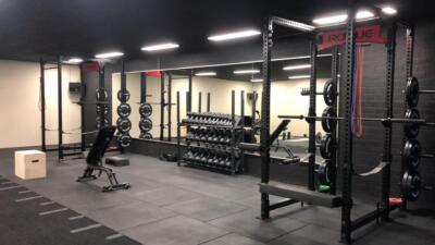 Grote spiegel in een fitnessruimte
