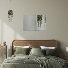 Facet geslepen spiegel hangend in een slaapkamer. Uitgevoerd in een standaard verzilverde kleur