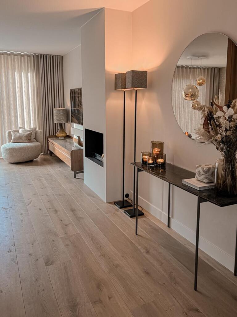 Ronde verzilverde spiegel in een woonkamer