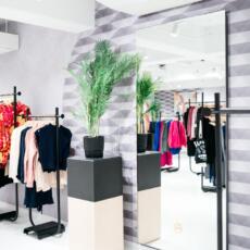 Een lange rechthoekige spiegel in een kledingwinkel