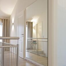 Een vierkante spiegel op de overloop