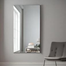 Design spiegel verzilverd, hangend in de woonkamer