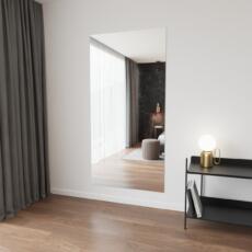 Lange spiegel gemonteerd op een witte muur