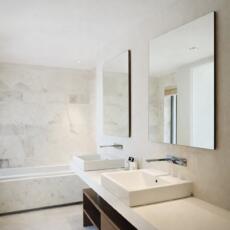 Anticondens spiegels in een lichte badkamer