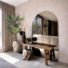 Boogspiegel staand tegen de muur in een woonkamer