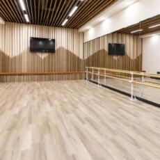 Brede spiegels aan de muur in een dansschool