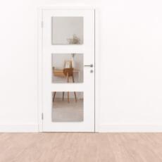 Rechthoekige kleine deurspiegels in een lichte slaapkamer