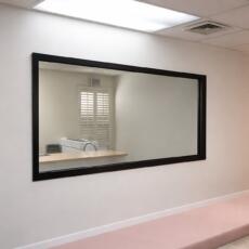 Een doorkijkspiegel wordt gebruikt in een observatieruimte