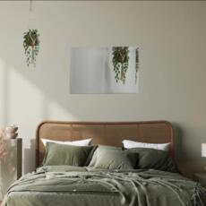 Facet geslepen spiegel hangend in een slaapkamer. Uitgevoerd in een standaard verzilverde kleur