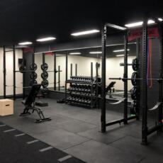 Fitness spiegel hangend aan de wand in een sportschool