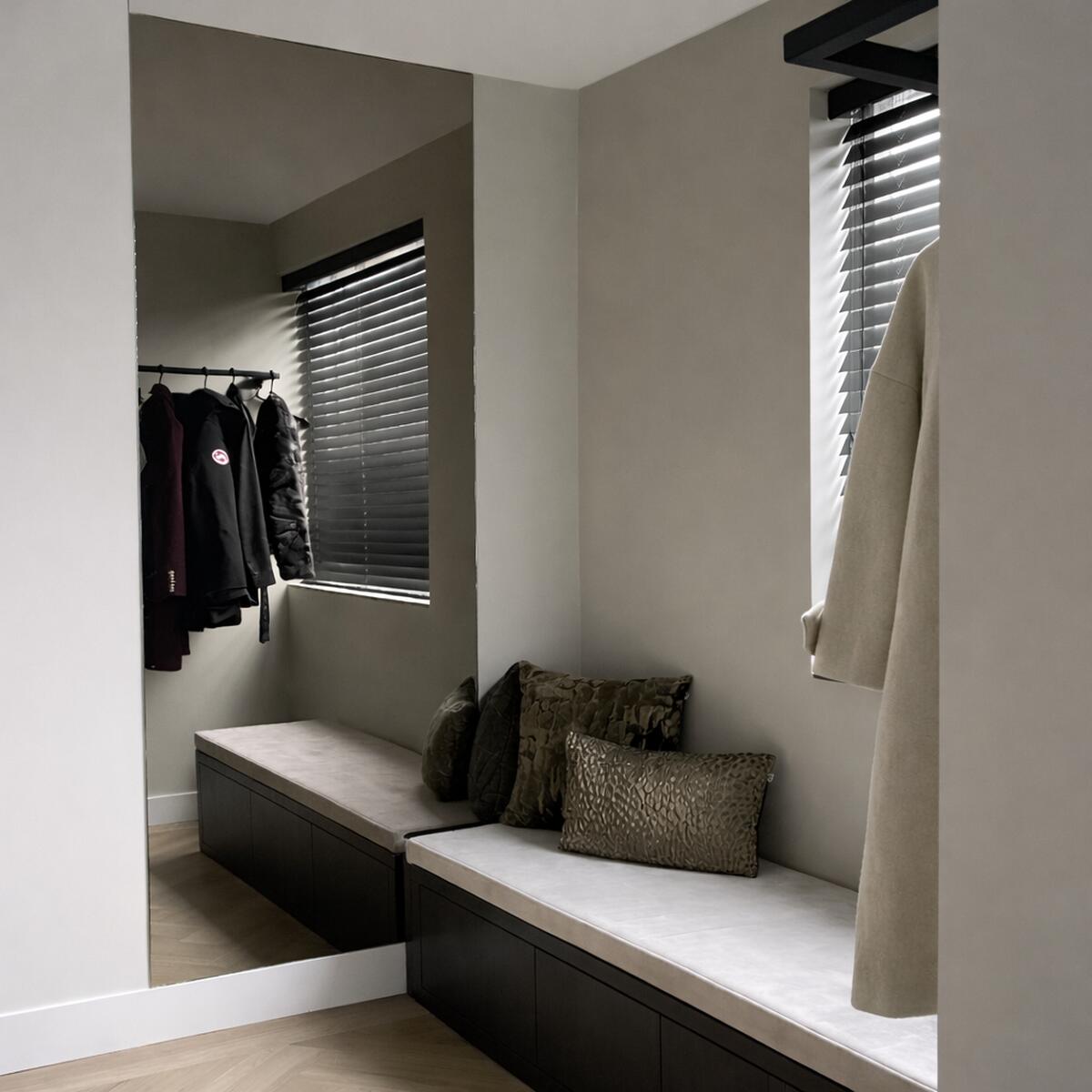 Grote spiegel brons gekleurd, in een gang