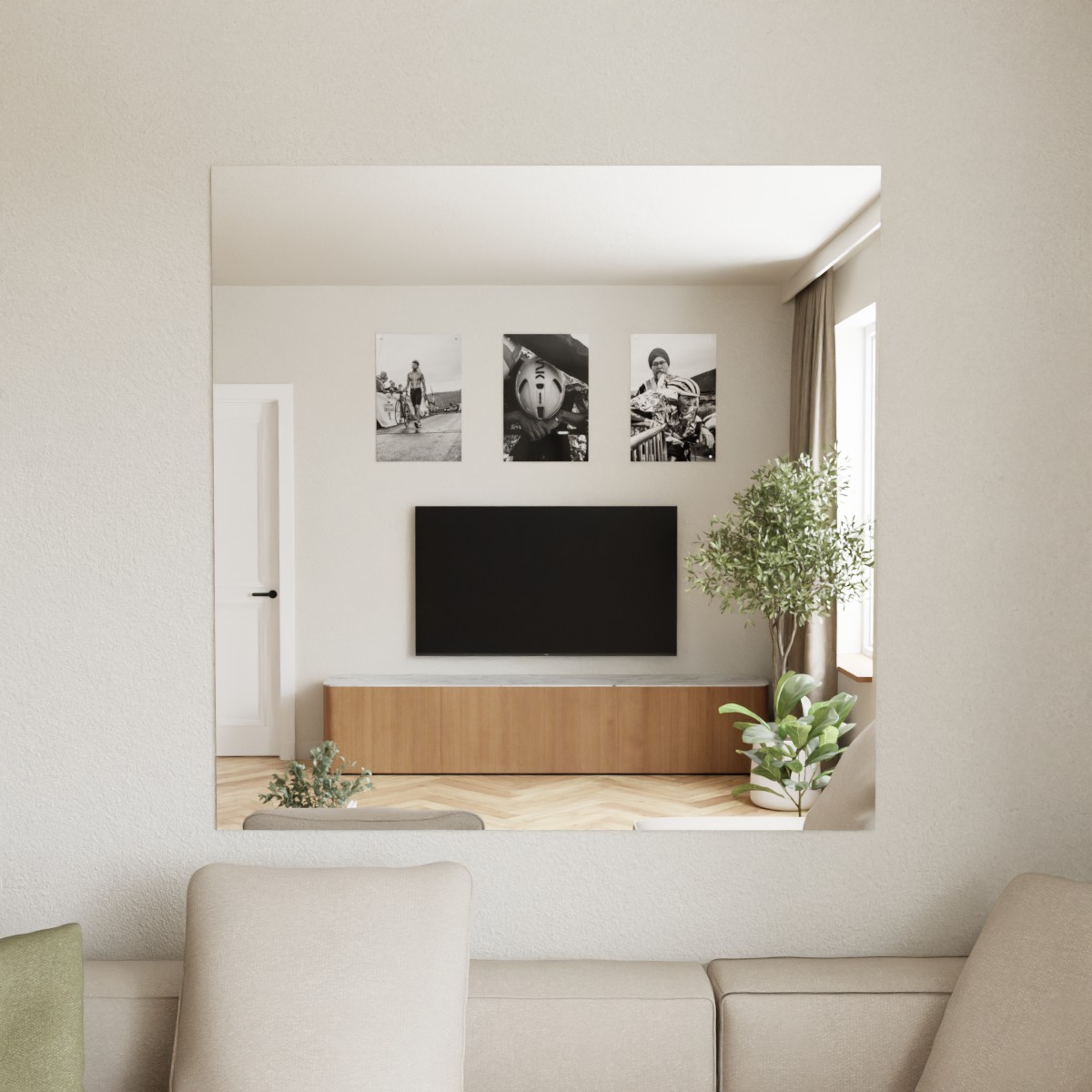 Grote verzilverde blanke spiegel aan de muur in lichte ruimte