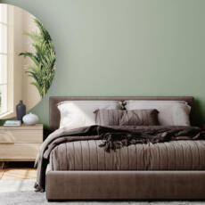 Halfronde bronzen spiegel in een slaapkamer