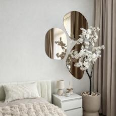 Organische spiegel brons gekleurd in de woonkamer aan de muur