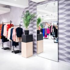 Rechthoekige spiegel verzilverd blank in een kledingzaak