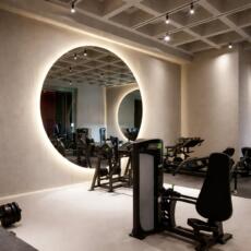 Ronde spiegel met verlichting in een sportschool