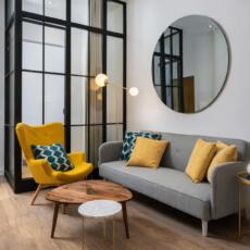 Ronde spiegel hangend aan de muur in een woonkamer