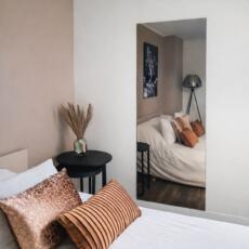 Slaapkamer spiegel verzilverd blank aan de muur in een lichte slaapkamer