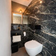 Vierkante spiegel in een toiletruimte