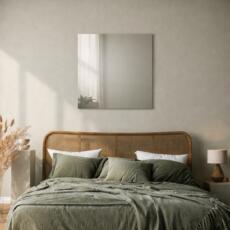 Vierkante verzilverde blanke spiegel aan de muur in lichte ruimte