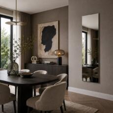 Rechthoekige spiegel in een luxe eetkamer met donkere eettafel en warme tinten.
