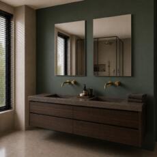 Moderne badkamer met twee rechthoekige spiegels boven een dubbel wastafelmeubel.