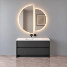 Ronde LED spiegel met verticale uitsparing en rondom verlichting boven een wastafel.