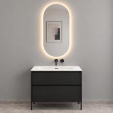 Ovale LED spiegel met rondom verlichting boven een wastafel.