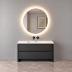 Ronde LED spiegel met verlichte rand boven een houten badkamermeubel.