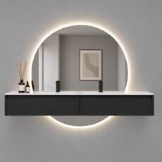 Ronde LED spiegel met rondom verlichting boven een dubbele wastafel.
