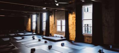 Grote spiegelwand in een yogazaal