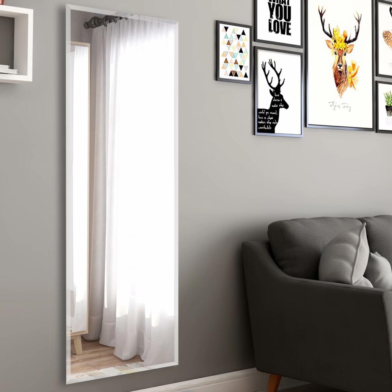 Zilver gekleurde spiegel aan de muur