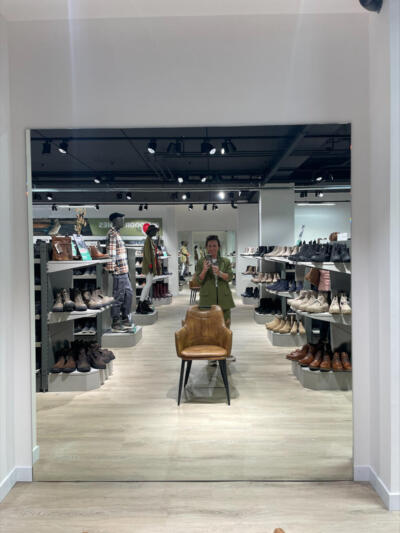 Spiegelglas in een schoenzaak