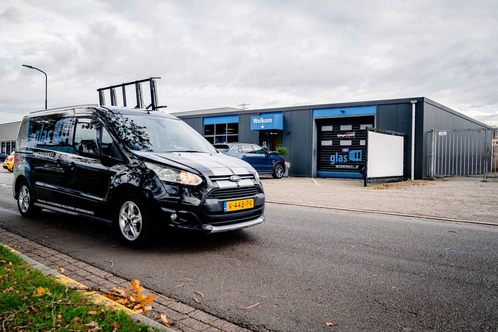 De kleine transportbus van Spiegelexpert en Glaswebwinkel
