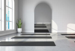 Veiligheidsspiegel in een yogaruimte, grijs gekleurd