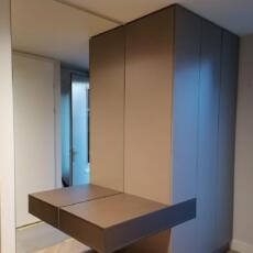 Wandspiegel aan de muur geplakt