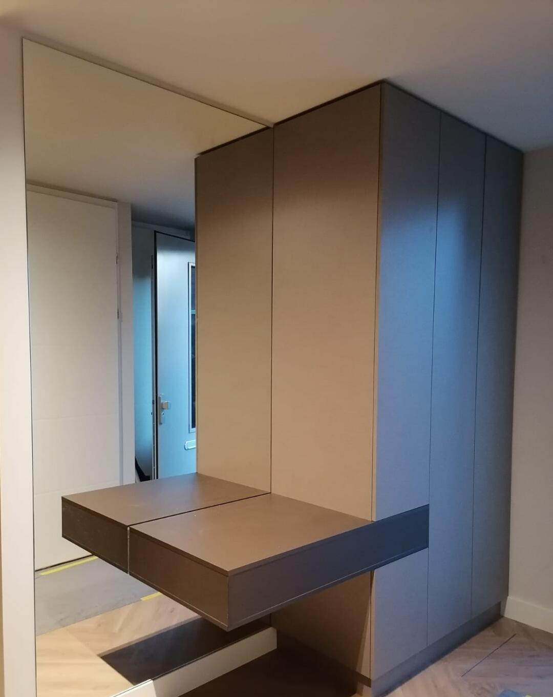 Wandspiegel aan de muur geplakt