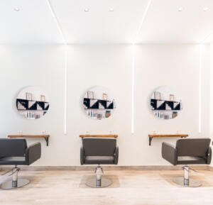 Kappersspiegel rond verzilverd, 3 stuks aan de muur