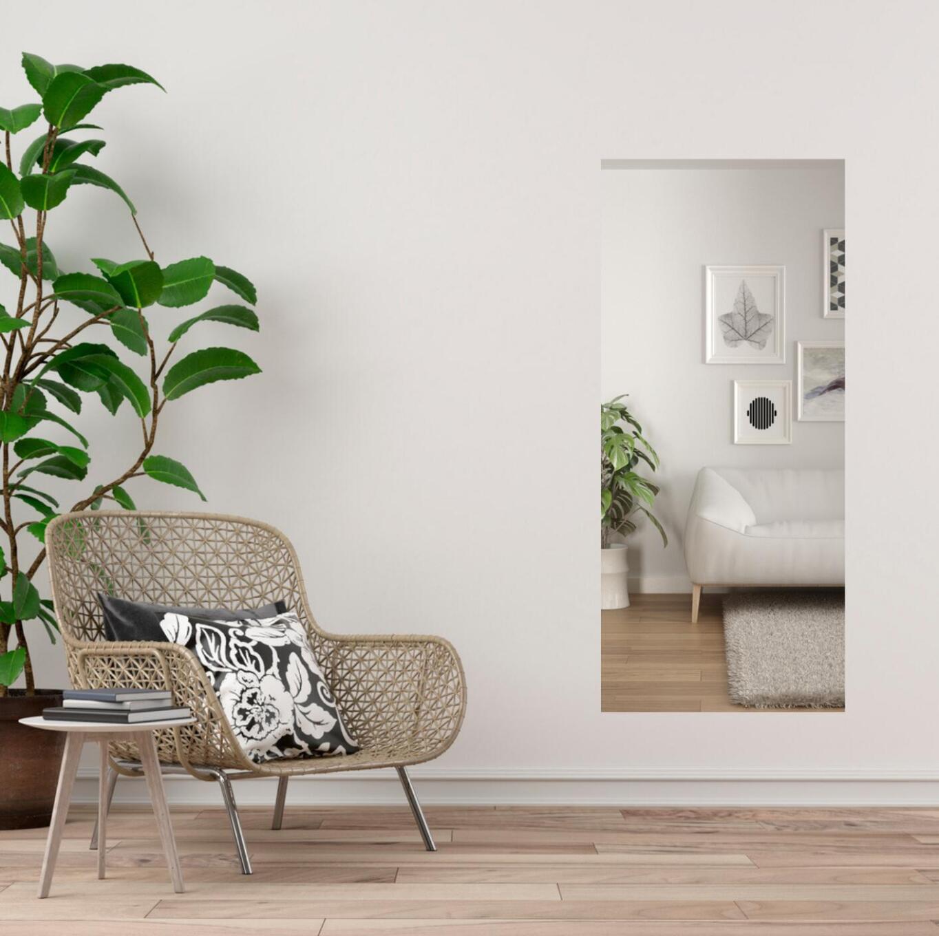 Wandspiegel aan de muur geplakt in de woonkamer