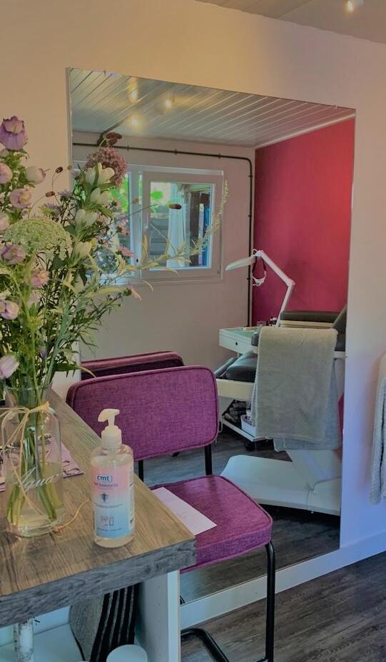 Wandspiegel aan de muur geplakt in een schoonheidssalon