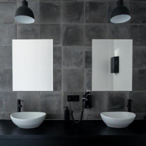 Twee rechthoekige spiegels in een badkamer