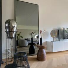 Een staande spiegel in een woonkamer