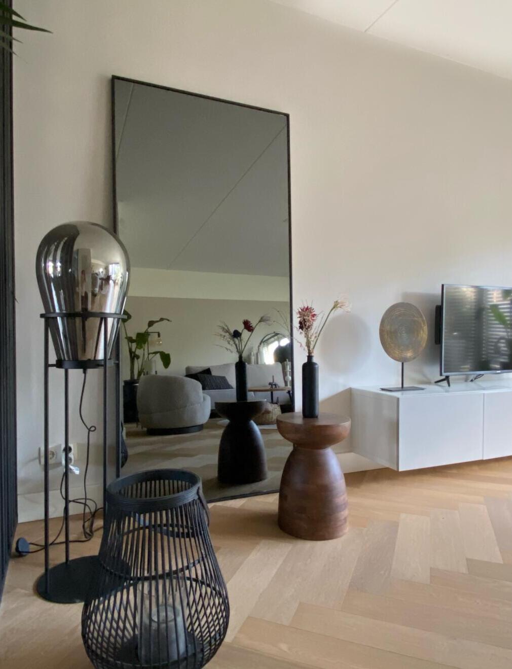 Een staande spiegel in een woonkamer