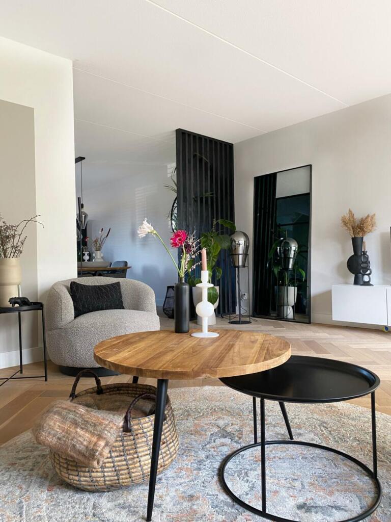 Een staande spiegel in de woonkamer van Studio Zodiac