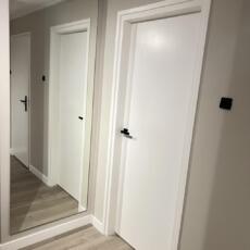 Spiegel op de muur geplakt