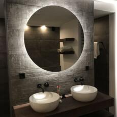 Ronde spiegel met verlichting in de badkamer