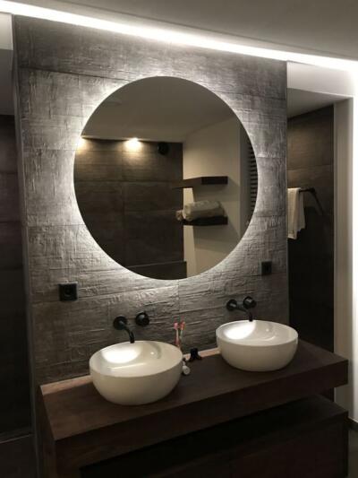 Ronde spiegel met verlichting in de badkamer