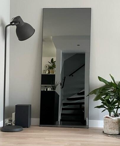 Grijze spiegel op maat in een woonkamer